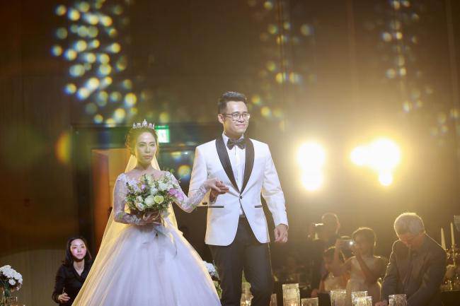 MC Đức Bảo amp;#34;cưỡng hôn 10 giâyamp;#34; vợ trẻ trước hàng trăm quan khách VTV - 5