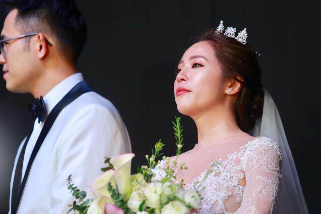 MC Đức Bảo amp;#34;cưỡng hôn 10 giâyamp;#34; vợ trẻ trước hàng trăm quan khách VTV - 13