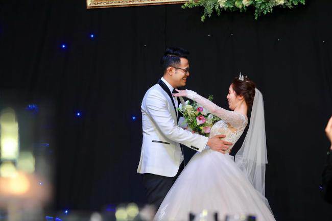 MC Đức Bảo amp;#34;cưỡng hôn 10 giâyamp;#34; vợ trẻ trước hàng trăm quan khách VTV - 11