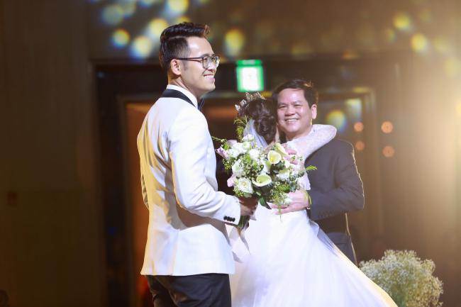 MC Đức Bảo amp;#34;cưỡng hôn 10 giâyamp;#34; vợ trẻ trước hàng trăm quan khách VTV - 4