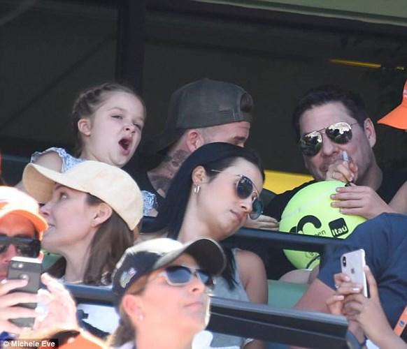 Ngôi sao 24/7: Harper Beckham ngáp amp;#34;sái quai hàmamp;#34; vì mệt mỏi do lệch múi giờ - 2