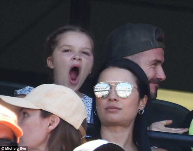 Ngôi sao 24/7: Harper Beckham ngáp amp;#34;sái quai hàmamp;#34; vì mệt mỏi do lệch múi giờ - 3