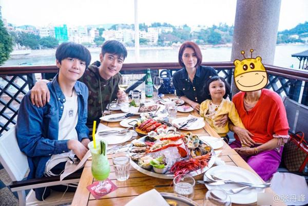 Ngôi sao 24/7: Harper Beckham ngáp amp;#34;sái quai hàmamp;#34; vì mệt mỏi do lệch múi giờ - 8