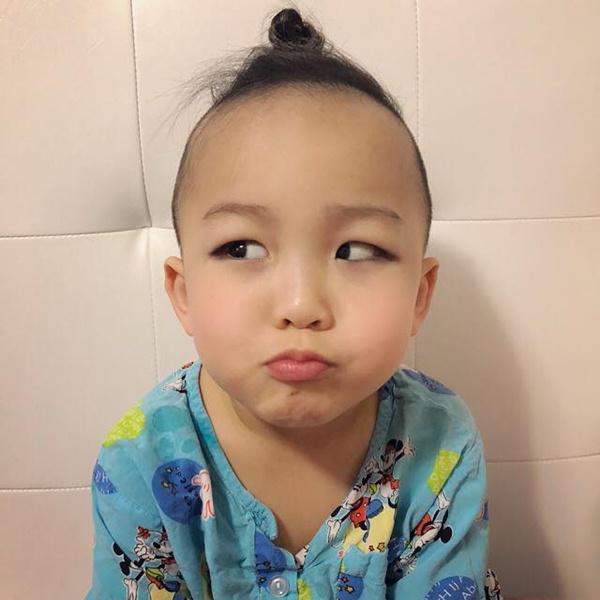 Lỡ làm mẹ giận, cậu bé amp;#34;tóc mâyamp;#34; thể hiện tài dỗ dành khiến ai cũng phải yêu - 3