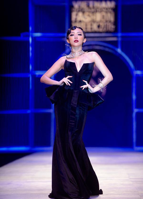 Đọ trình catwalk của Tăng Thanh Hà, Thuỷ Tiên, Minh Hằng trên sàn diễn thời trang - 12