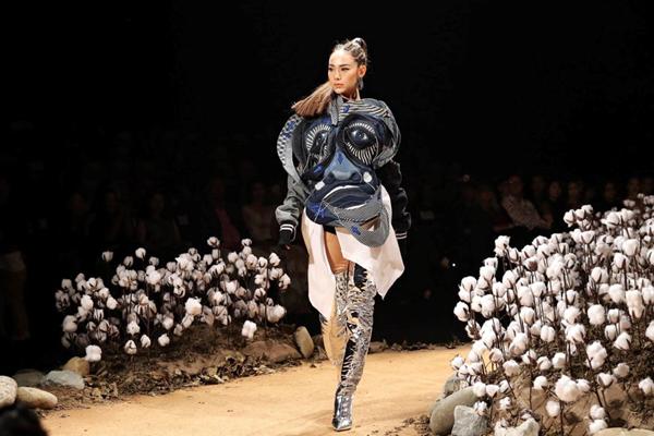 Đọ trình catwalk của Tăng Thanh Hà, Thuỷ Tiên, Minh Hằng trên sàn diễn thời trang - 6