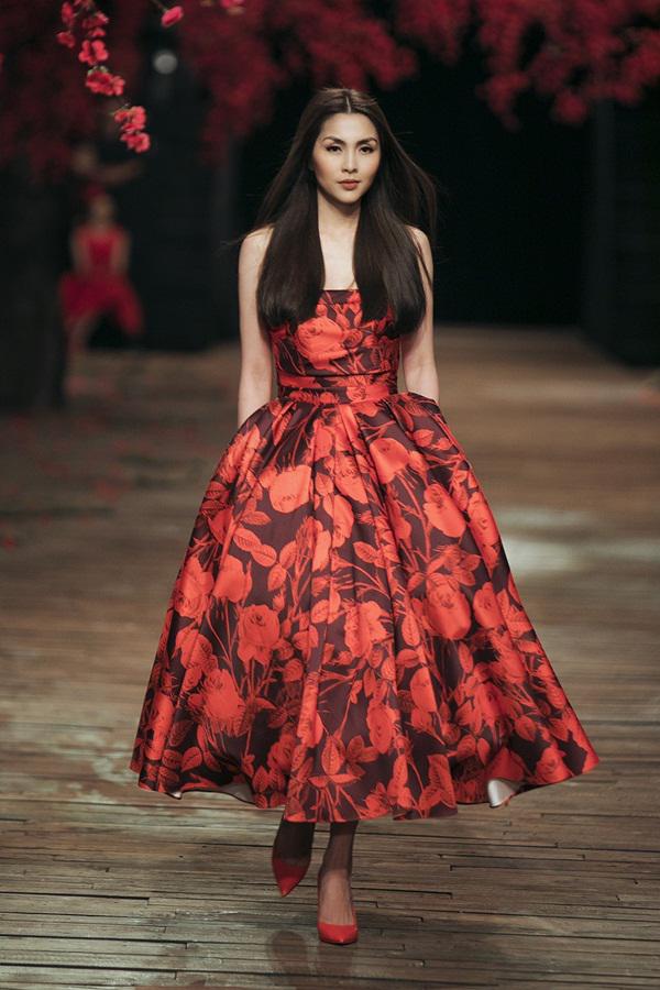 Đọ trình catwalk của Tăng Thanh Hà, Thuỷ Tiên, Minh Hằng trên sàn diễn thời trang - 3