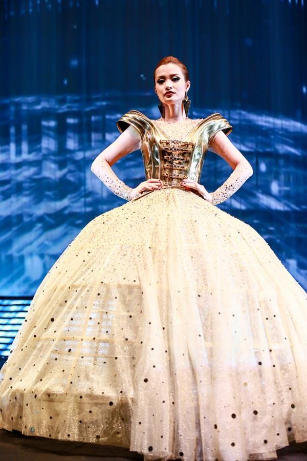 Đọ trình catwalk của Tăng Thanh Hà, Thuỷ Tiên, Minh Hằng trên sàn diễn thời trang - 9