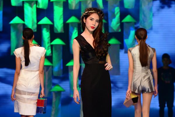 Đọ trình catwalk của Tăng Thanh Hà, Thuỷ Tiên, Minh Hằng trên sàn diễn thời trang - 15