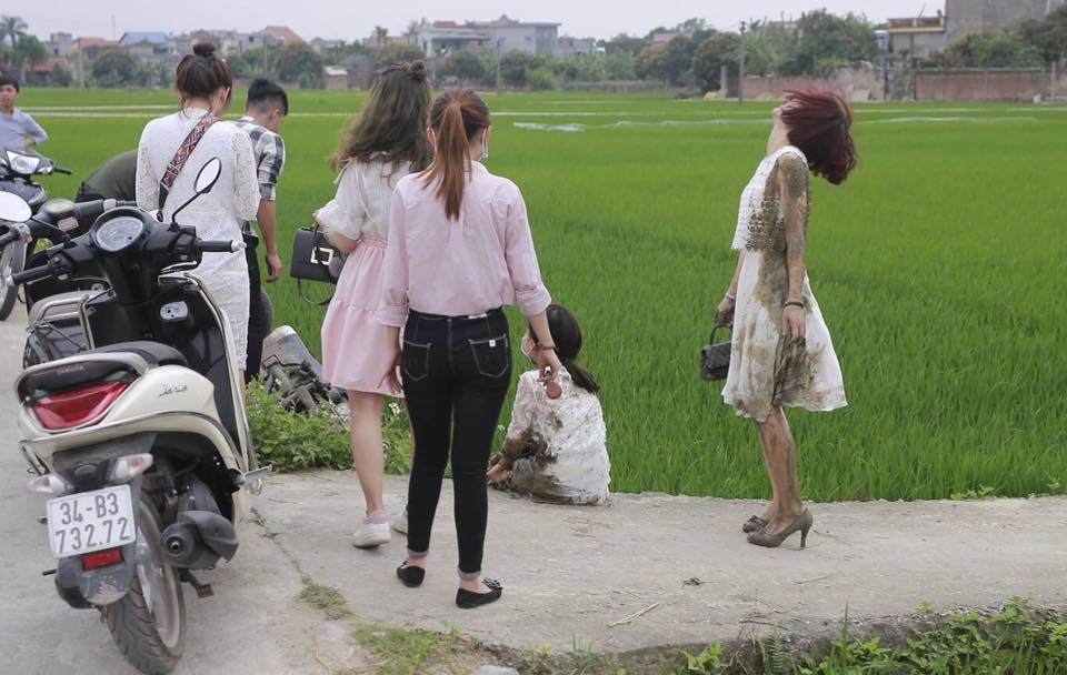 Xúng xính xinh đẹp đi đám cưới, hai cô gái váy trắng tinh khôi lao luôn xuống ruộng - 4