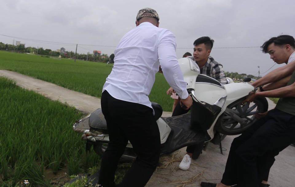 Xúng xính xinh đẹp đi đám cưới, hai cô gái váy trắng tinh khôi lao luôn xuống ruộng - 3