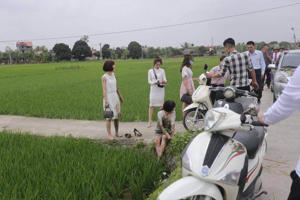 Xúng xính xinh đẹp đi đám cưới, hai cô gái váy trắng tinh khôi lao luôn xuống ruộng - 1