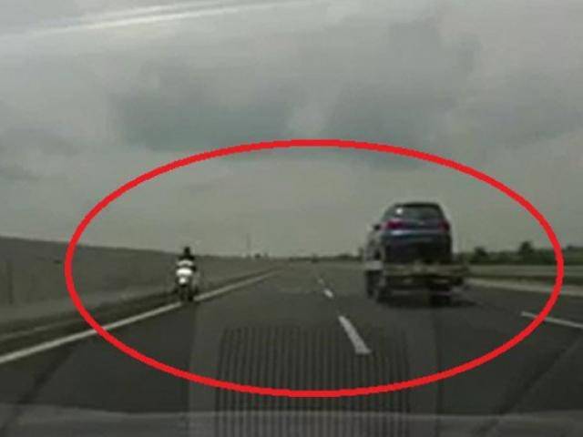 Thách thức thần chết, người phụ nữ lao xe máy ngược chiều vun vút trên cao tốc Hà Nội-Hải Phòng