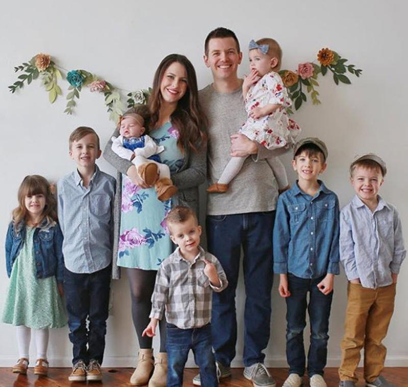 Từng xạ trị vì ung thư, bà mẹ Jessica Roberts hiện có 7 bé con kháu khỉnh.
