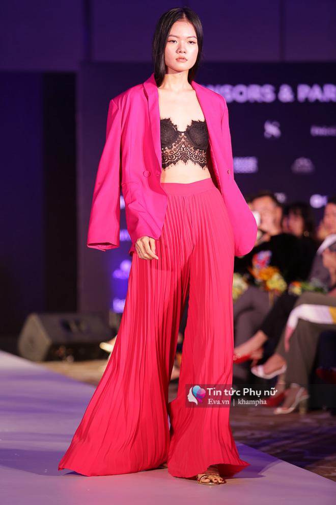 Hoa hậu Lê Âu Ngân Anh tái xuất với váy ánh kim lấp lánh đầy gợi cảm tại VIFW - 17