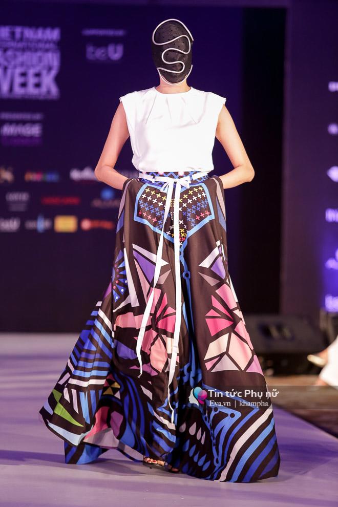 Hoa hậu Lê Âu Ngân Anh tái xuất với váy ánh kim lấp lánh đầy gợi cảm tại VIFW - 15