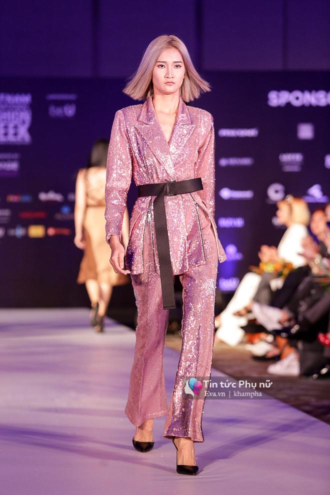 Hoa hậu Lê Âu Ngân Anh tái xuất với váy ánh kim lấp lánh đầy gợi cảm tại VIFW - 13