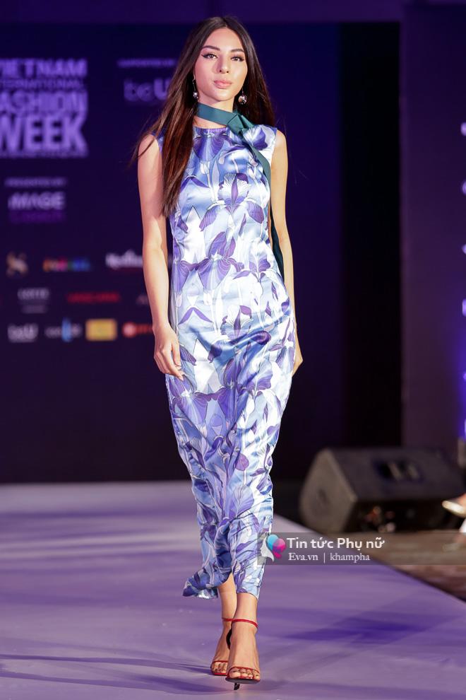 Hoa hậu Lê Âu Ngân Anh tái xuất với váy ánh kim lấp lánh đầy gợi cảm tại VIFW - 11