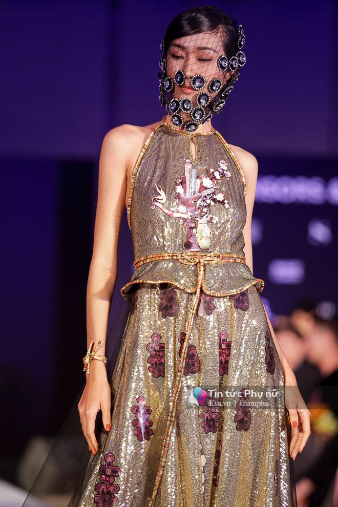 Hoa hậu Lê Âu Ngân Anh tái xuất với váy ánh kim lấp lánh đầy gợi cảm tại VIFW - 14