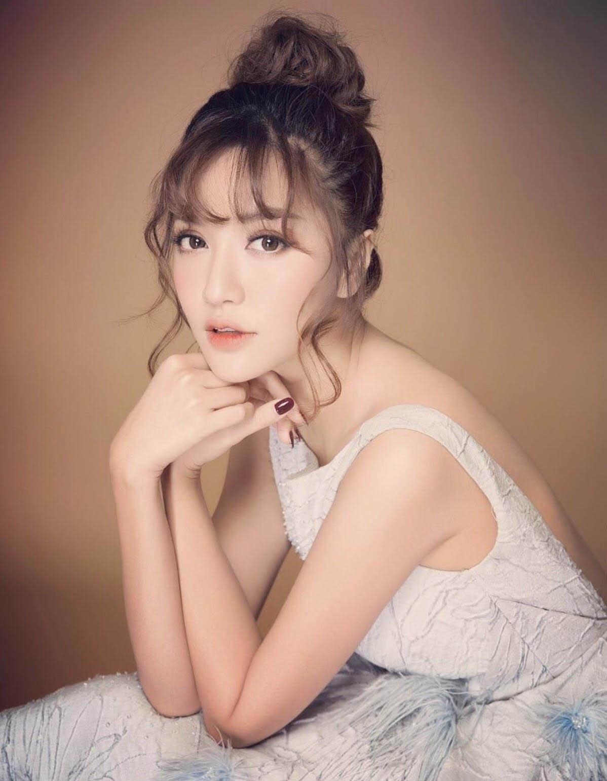 Phạm Hương, Đỗ Mỹ Linh đã thử kiểu tóc giúp amp;#34;ăn gianamp;#34; tuổi hiệu quả, còn bạn thì sao? - 2