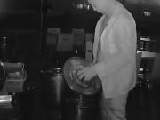 Bếp Eva - Người đàn ông tiểu tiện vào nồi thức ăn của đối thủ để “dìm hàng” và cái kết bất ngờ