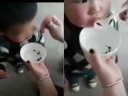 Tin thế giới - Mẹ trẻ đút nòng nọc sống, bò 'ngoe nguẩy' cho con nhỏ ăn để lớn nhanh dậy sóng MXH