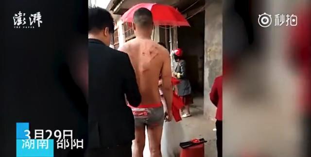 Phong tục cưới xin kỳ lạ: Chú rể bị đánh thừa sống thiếu chết rồi xát muối lên vết thương - 1