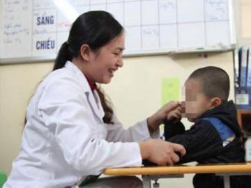 Được cô giáo khen ngoan ở lớp,  bố mẹ không ngờ con bị chứng tự kỷ