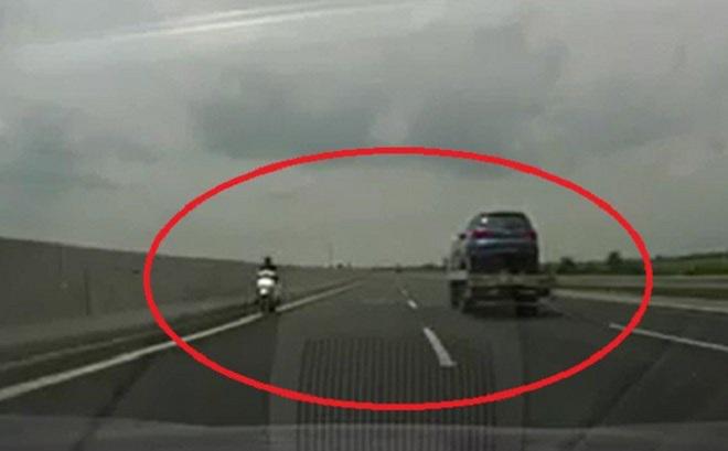 Thách thức thần chết, người phụ nữ lao xe máy ngược chiều vun vút trên cao tốc Hà Nội-Hải Phòng - 1