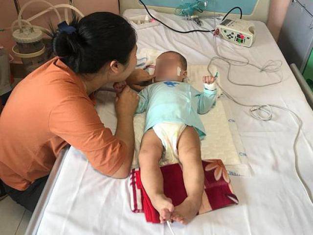 Bé gái 9 tháng tuổi tím tái, bại não sau mũi tiêm chữa viêm phổi của y sĩ trong làng