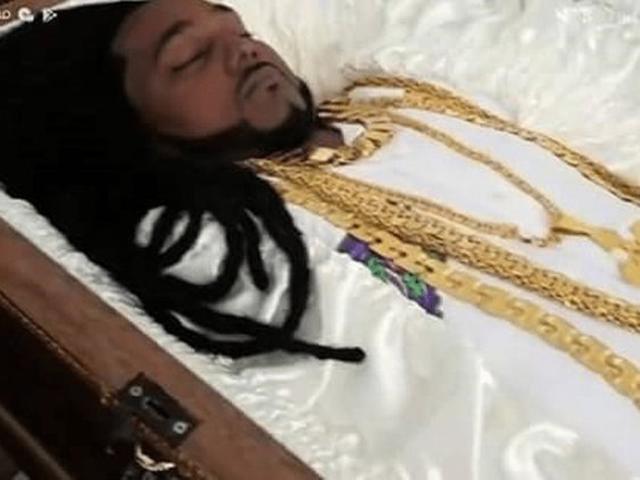 Choáng với triệu phú trẻ yên nghỉ trong quan tài vàng và châu báu trị giá hơn 2 tỷ đồng