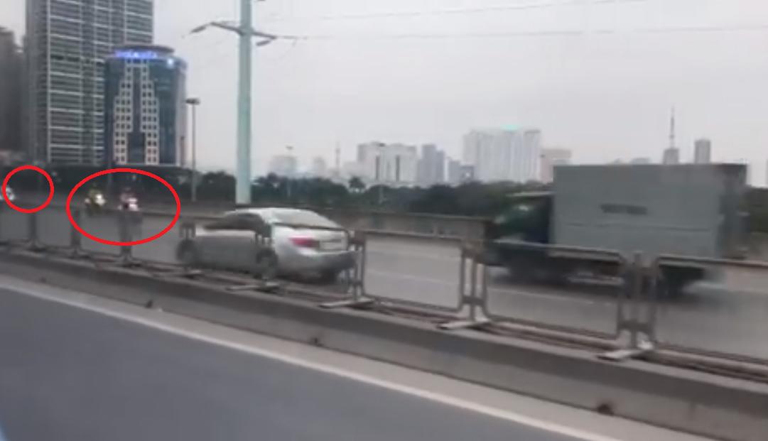 3 “ninja” liều mạng, phóng xe máy ngược chiều trên cao tốc khiến ai cũng hãi hùng - 1