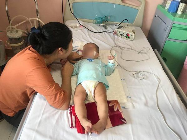 Bé gái 9 tháng tuổi tím tái, bại não sau mũi tiêm chữa viêm phổi của y sĩ trong làng - 1