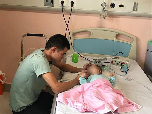 Bé gái 9 tháng tuổi tím tái, bại não sau mũi tiêm chữa viêm phổi của y sĩ trong làng - 3