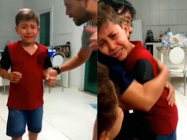 Biểu cảm của bé trai khiếm thính khi nghe thấy tiếng bố khiến nhiều người xúc động - 2