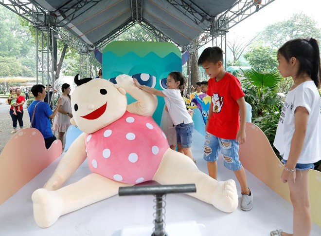 Các mẹ rủ nhau đưa con đi xem mô hình Domino khổng lồ ở Thảo Cầm Viên - 2