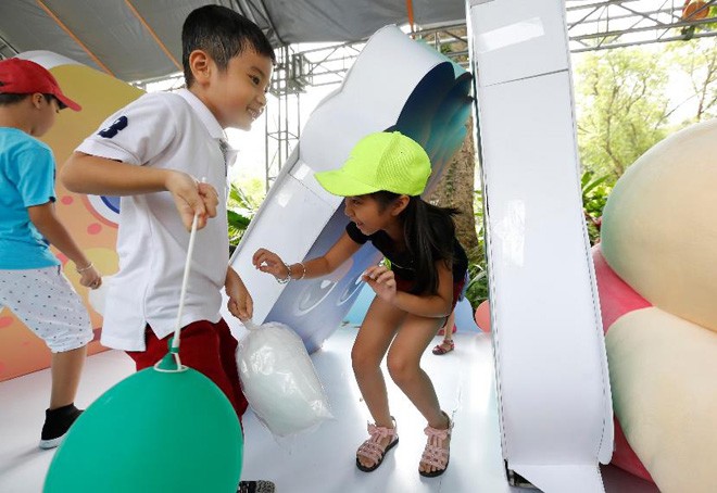 Các mẹ rủ nhau đưa con đi xem mô hình Domino khổng lồ ở Thảo Cầm Viên - 3