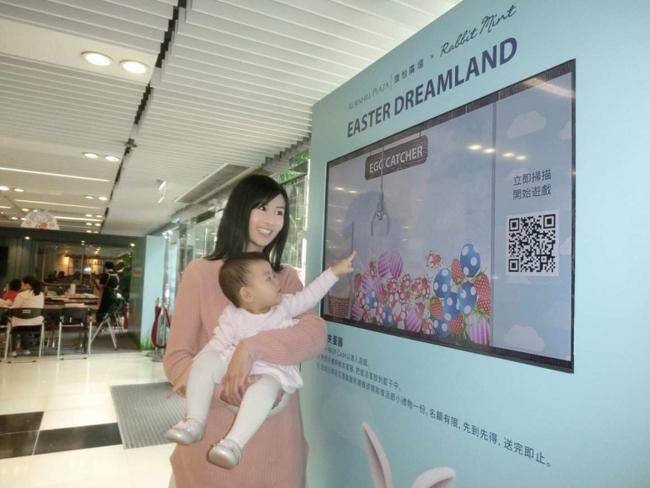 Con bị điếc bẩm sinh, Á hậu Hong Kong mừng vì giờ con có thể hoạt động bình thường - 1