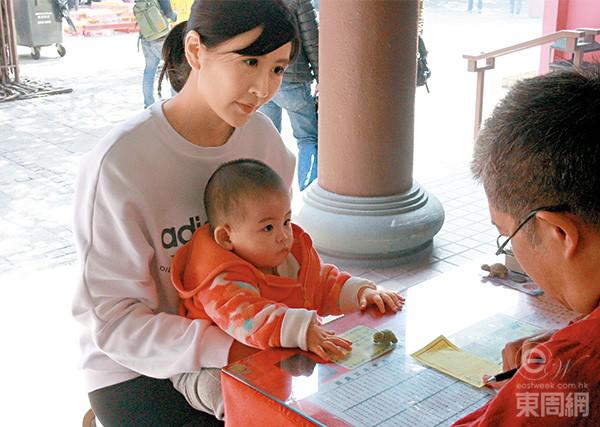 Con bị điếc bẩm sinh, Á hậu Hong Kong mừng vì giờ con có thể hoạt động bình thường - 4