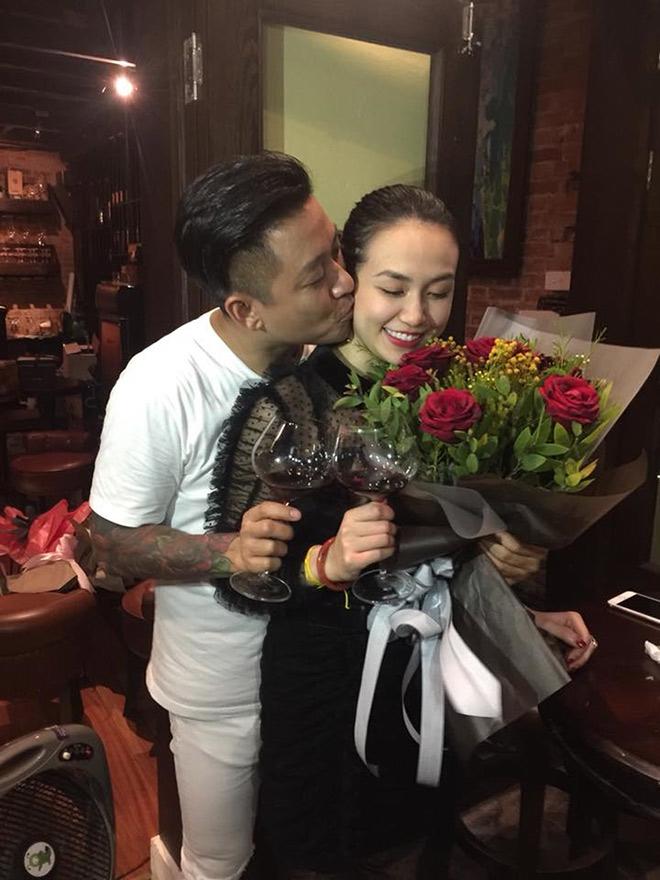 Tuấn Hưng gọi vợ là amp;#34;bàamp;#34; nhân kỷ niệm 4 năm ngày cưới - 1