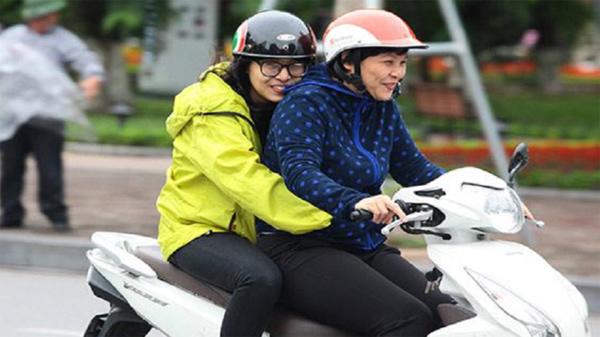 Không khí lạnh tràn về, Hà Nội giảm sốc 11 độ C kèm mưa rào và gió lốc - 1