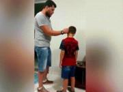 Làm mẹ - Biểu cảm của bé trai khiếm thính khi nghe thấy tiếng bố khiến nhiều người xúc động