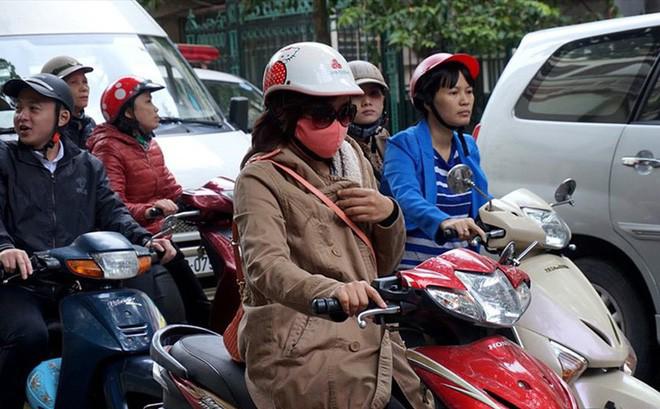 Sáng 6/4 nhiệt độ Hà Nội đột ngột giảm sâu, trời chuyển mưa rét - 1