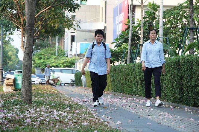 Hoa kèn hồng rực rỡ khoe sắc giữa lòng Sài Gòn amp;#34;đốn timamp;#34; du khách - 11
