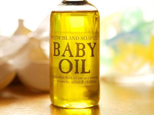 Những công dụng phụ siêu tuyệt vời của dầu em bé mà chưa ai nói với bạn