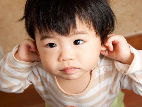 Mẹ thổi bột sắn dây để trị viêm tai giữa cho con khiến cư dân mạng phản đối gay gắt - 1
