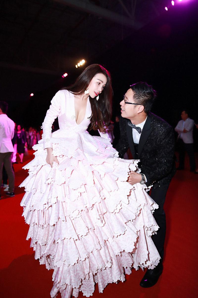 Mê váy vừa dài, vừa nặng, loạt mỹ nhân muốn đi được phải... nhờ cậy nhiều người! - 8