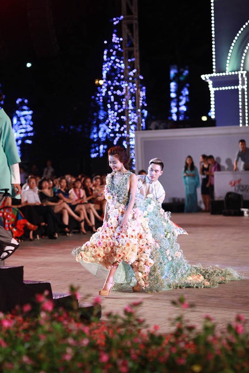 Mê váy vừa dài, vừa nặng, loạt mỹ nhân muốn đi được phải... nhờ cậy nhiều người! - 9