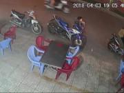 Clip Eva - Không đụng tay đến ổ khóa, tên trộm vẫn cướp xe máy ngay trước mắt chủ nhân