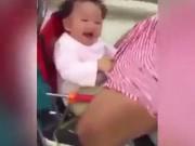 Clip Eva - Mẹ đang bon bon lái xe, em bé tốc váy mẹ xem có giấu gì bên trong không